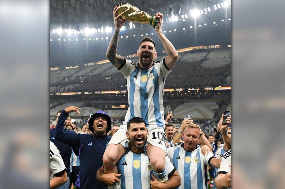 阿根廷隊神祕第19號球員阿奎羅，一肩扛起「好基友」梅西慶祝奪冠。（取自推特）