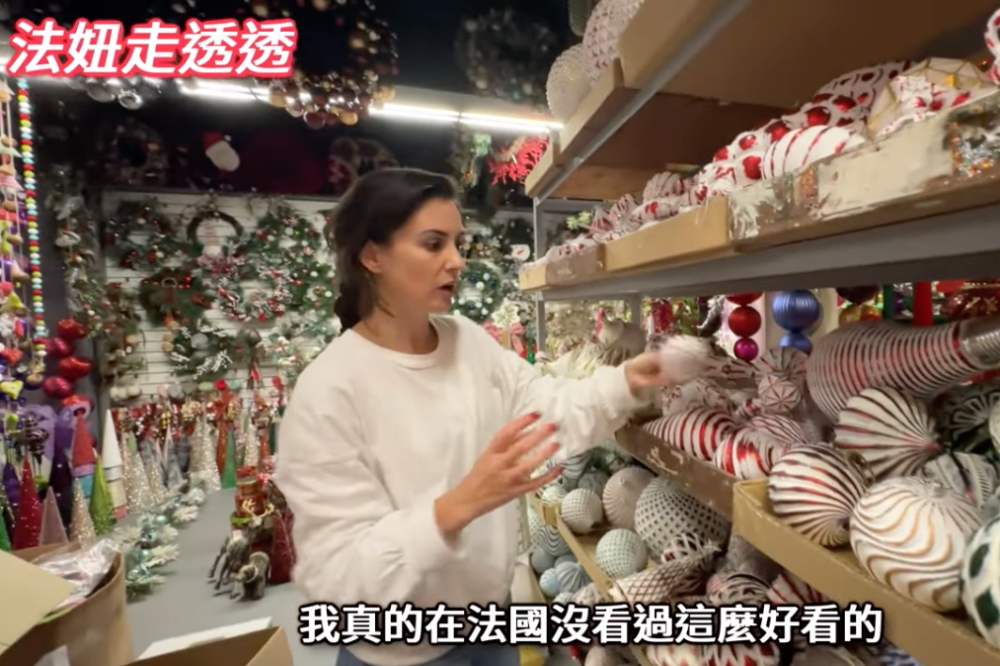 法妞季茱莉的企劃「法妞走透透」來到一家全是台灣製的聖誕飾品店，讓季茉莉驚呼連連。（取自法妞走透透YouTube）