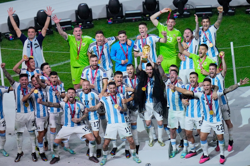 2022世足賽在12月18日劃下句點，由梅西領軍的阿根廷在PK大戰中踢走法國取得冠軍。（美聯社）