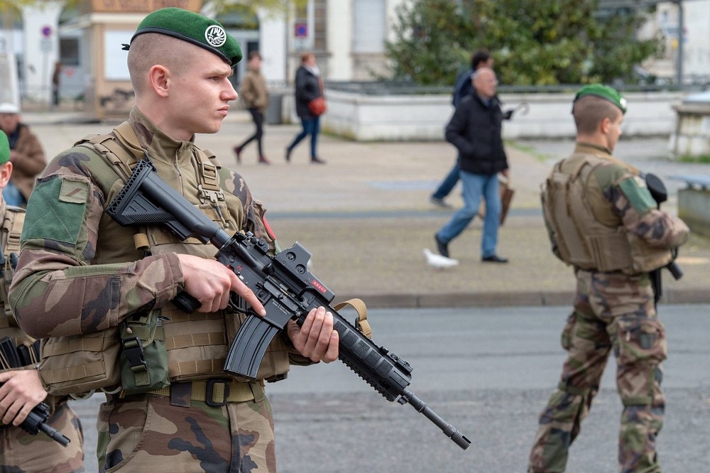 HK416系列將首度成為德法兩個歐盟領導國的共通突擊步槍。（維基百科）