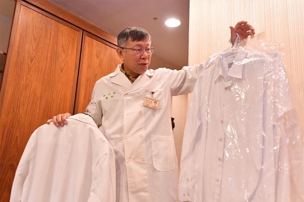 柯文哲任職台北市長8年即將卸任，今天到市長室收拾私人物品，意外發現當年帶來的醫師袍，並搞笑放話要「台大學生小心」。（取自柯文哲臉書）