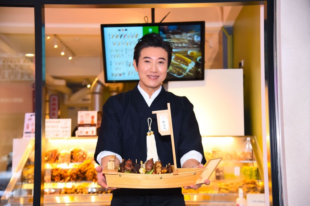 陳鴻擔任一日店長，表示台灣美食非常有競爭力，希望在疫情後可以重回往日榮景。（楊約翰攝）