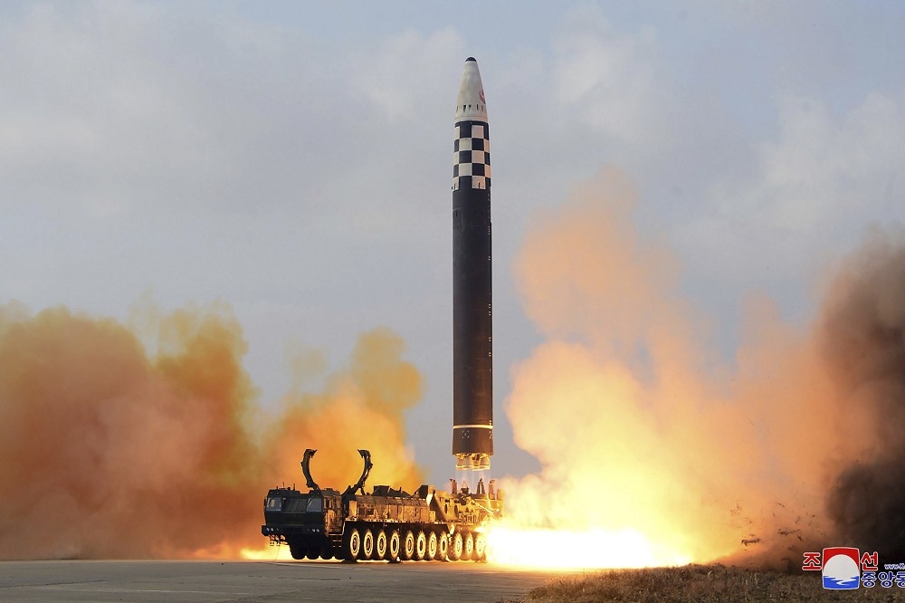 北韓23日再度進行彈道飛彈試射。圖為11月北韓試射火星-17型洲際彈道飛彈。（美聯社）