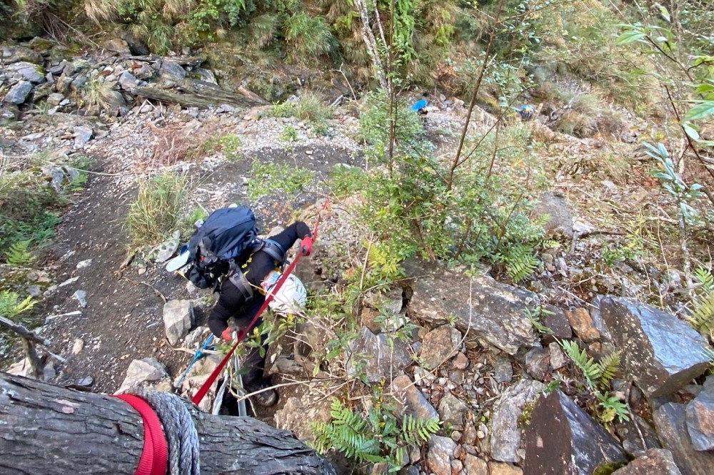 救難人員穿越竹林、垂降峭壁找了14天，仍未搜尋到林男身影。（擷取自苗栗縣消防局臉書粉專）