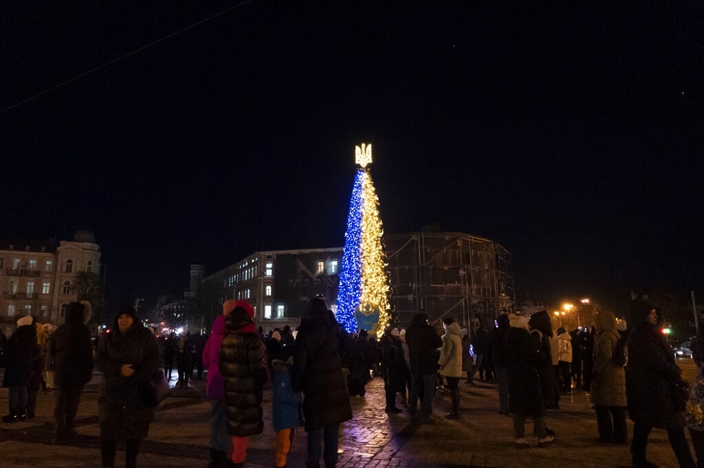 乌克兰基辅索菲亚广场的圣诞树点上蓝黄双色灯光。（美联社）(photo:UpMedia)