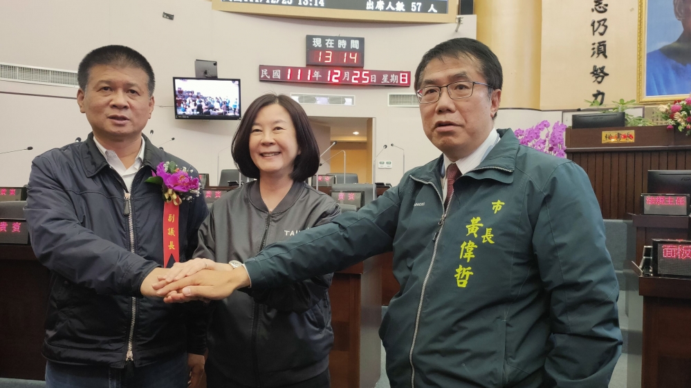 民進黨邱莉莉（中）、林志展（左）宣誓就任台南市議會正副議長，台南市長黃偉哲前來道賀。（方士華攝）