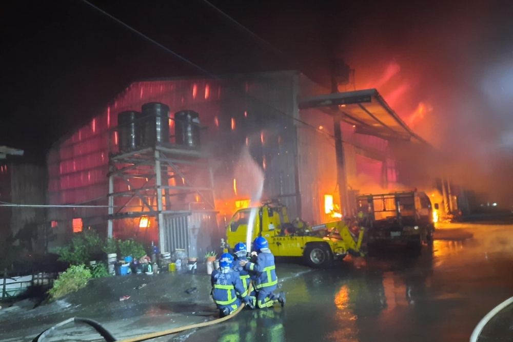 朱宗慶打擊樂團位在新北市八里區的鐵皮倉庫昨晚失火。（取自陳家琪臉書）