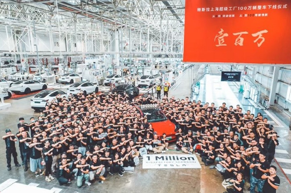 特斯拉上海工厂在8月创下100万组装下线纪录，但在年底就面临市场翻转而提前停工的情况。（取自马斯克推特）(photo:UpMedia)