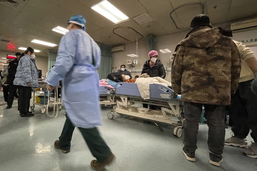 习近平在中国放弃清零后，首度针对疫情发表谈话，表示目前正面临「新形势」，图为北京医院急诊室人满为患的繁忙景象。（美联社）(photo:UpMedia)