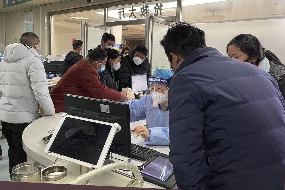 中国疫情极速飙升，正使得第一线医护人员濒临崩溃，图为北京医院急诊室柜台应接不暇的情形。（美联社）(photo:UpMedia)