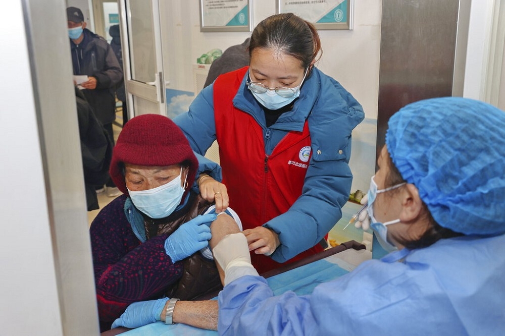 中国官方宣布最新防疫政策，将新冠肺炎改名，并降级为「乙类乙管」传染病。（美联社）(photo:UpMedia)