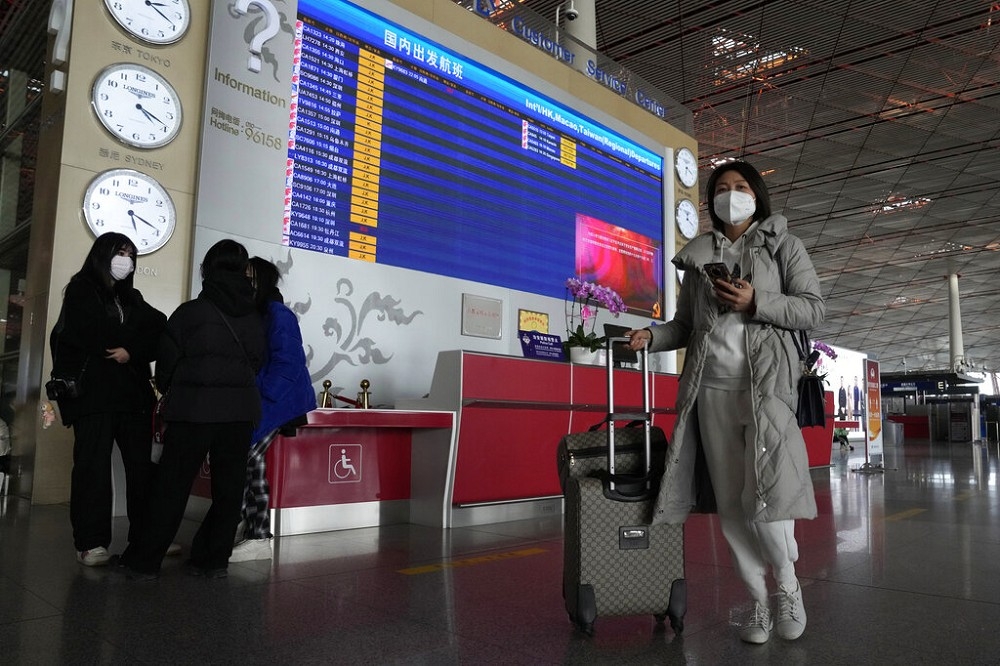中国官方宣布「总体方案」之后，包括1/8起将取消入境隔离，刺激民众上网搜寻出国旅游资讯。（美联社）(photo:UpMedia)