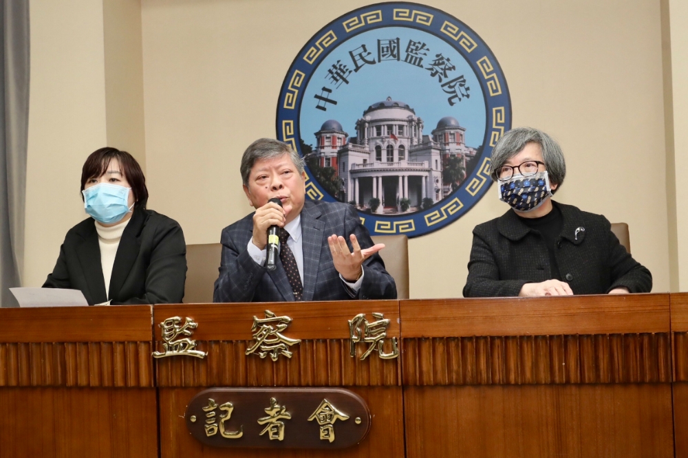 監察委員葉大華、趙永清、蘇麗瓊（左至右）27日上午說明恩恩案糾正理由。（王侑聖攝）