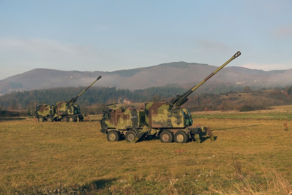 塞軍已在拉斯卡部署新式52倍徑155公厘Nora B-52輪型自走砲，對科索沃展開武力威嚇。（取自塞爾維亞國防部）