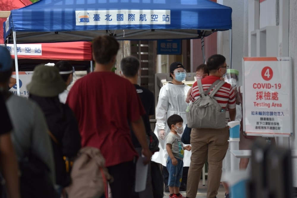 衛福部長薛瑞元今天（28日）證實，自中國入境者須在機場進行唾液PCR。圖為松山機場篩檢站。（資料照片／蔣銀珊攝）