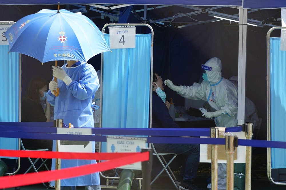 港府宣布29日起入境不需要接受強制的核酸檢測。圖為香港一處檢測站。（資料照片／美聯社）
