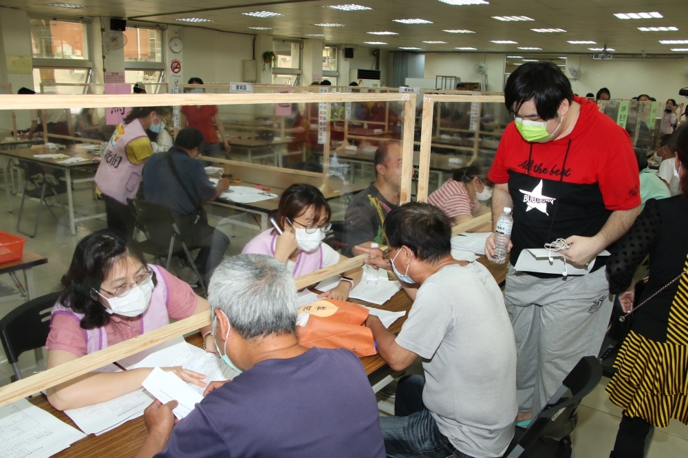 勞動部勞工保險局推出「勞工保險被保險人紓困貸款」，並在本月26日開辦，每人貸款金額最高10萬元。（資料照片／王侑聖攝）

