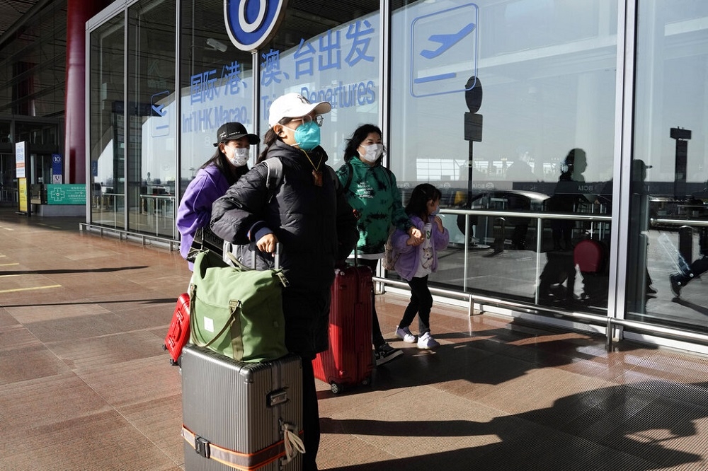 美國宣布自1月5日起，中國搭機入境旅客皆須持有篩檢陰性證明。圖為在北京搭機的旅客。（資料照片／美聯社）