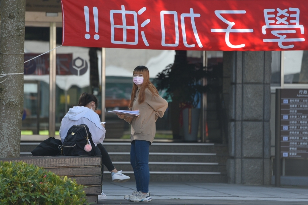 受少子化影響，大專院校註冊率逐年下降。碩博士班更是出現註冊率掛蛋的現象，其中，爆發論文抄襲爭議的台大國發所也在此列。（資料照片／蔣銀珊攝）