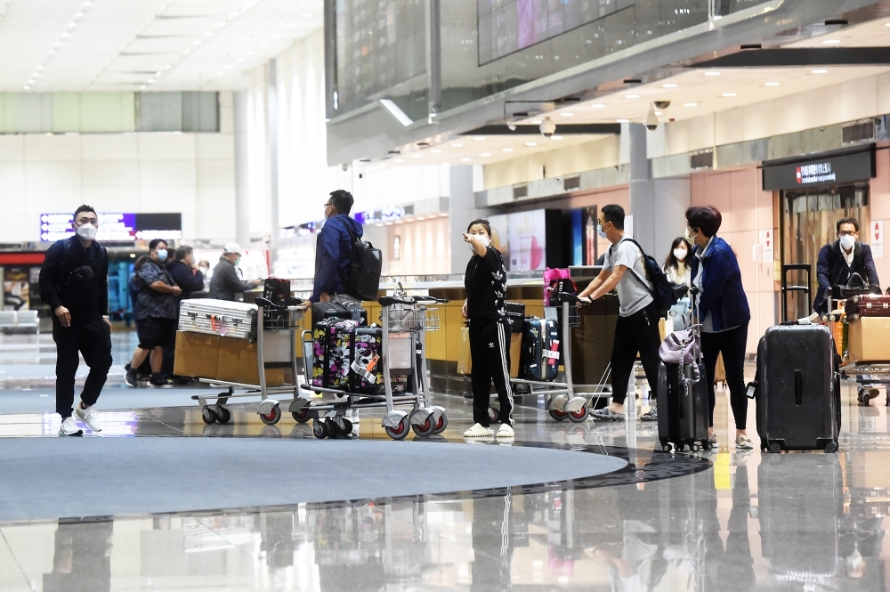 指揮中心29日宣布，明年1月1日起將於機場針對中國入境旅客，實施唾液PCR採檢。（資料照片／張哲偉攝）