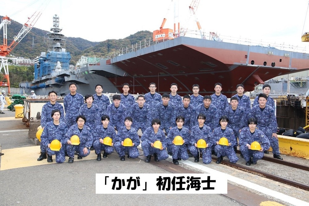 海自第4護衛群公布的「加賀號」新到職艦員照片，同時也官洩新艦艏的特寫。（取自DVIDS）