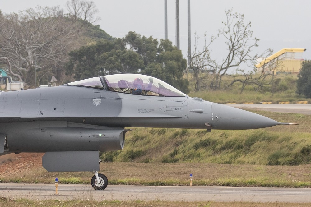負責試飛機身編號6673的F-16戰機的飛官在任務結束後，落地後滑回時，顯得相當振奮。（讀者Tsungfang Tsai提供）