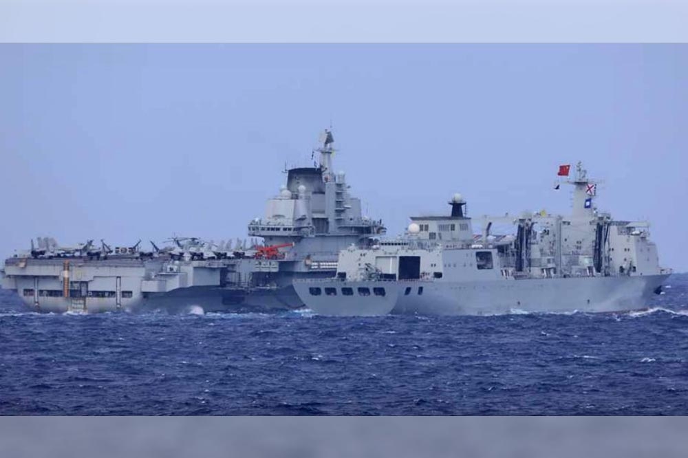 「遼寧號」航母與「呼倫湖號」綜合補給艦，在海上進行補給。（取自日本海上自衛隊）