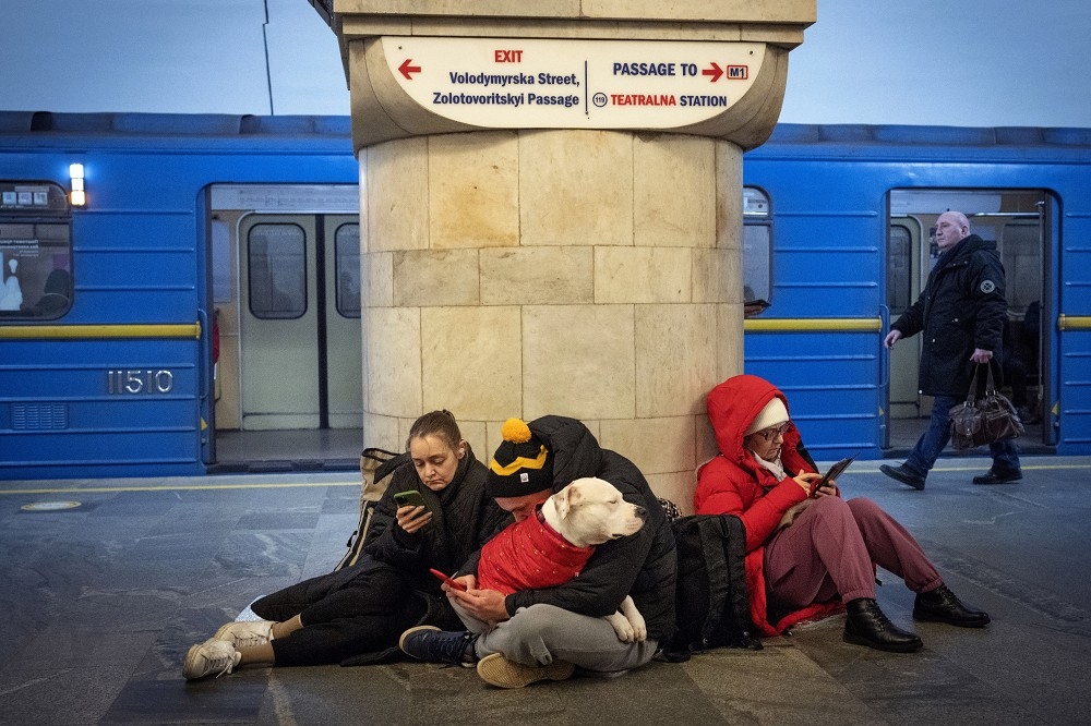 有部分基辅民众再度进入地铁站，以躲避俄军的飞弹攻势。（美联社）(photo:UpMedia)