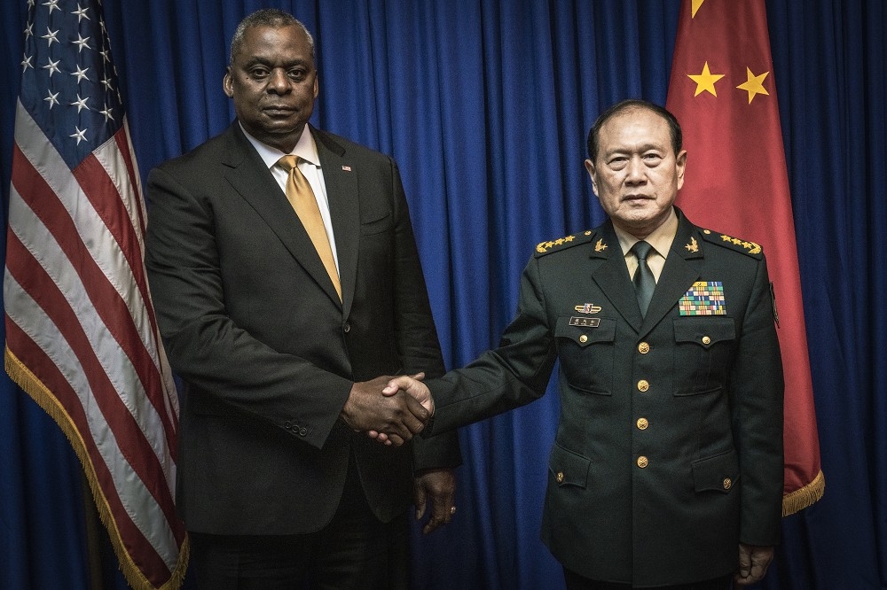 美國防長奧斯汀（左）11月和中國防長魏鳳和會面時，提及恢復對話機制的重要性。（取自DVIDS網站）