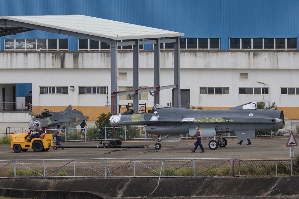 空軍以拖車將機身編號6621的F-16A戰機機體，經滑行道緩慢牽引進入漢翔廠區。（讀者Tsungfang Tsai提供）