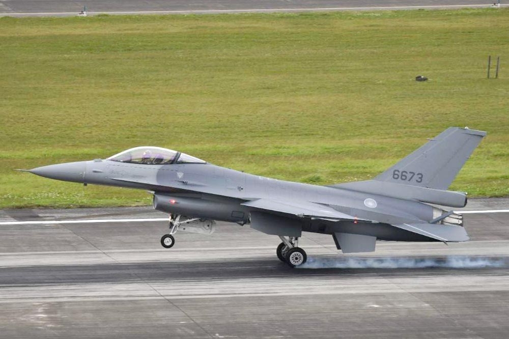 國軍機身編號6673的F-16AM戰機，降落時機輪因摩擦而發出擦煙。（讀者RC Lu提供）