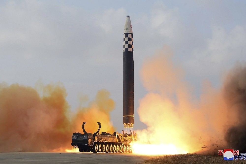北韓在2022年已試射了至少90枚彈道飛彈，其射程也持續向涵蓋全球邁進，造成周邊國家的困擾及恐慌。（美聯社）