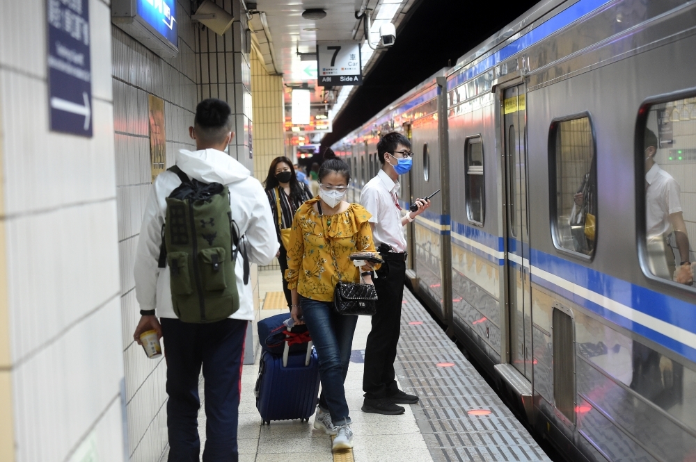 台灣鐵路局運務處將招考營運人員「服務佐理」，甄試第一關就得參加體能測試，負重折返跑40公尺。（資料照片／張哲偉攝）