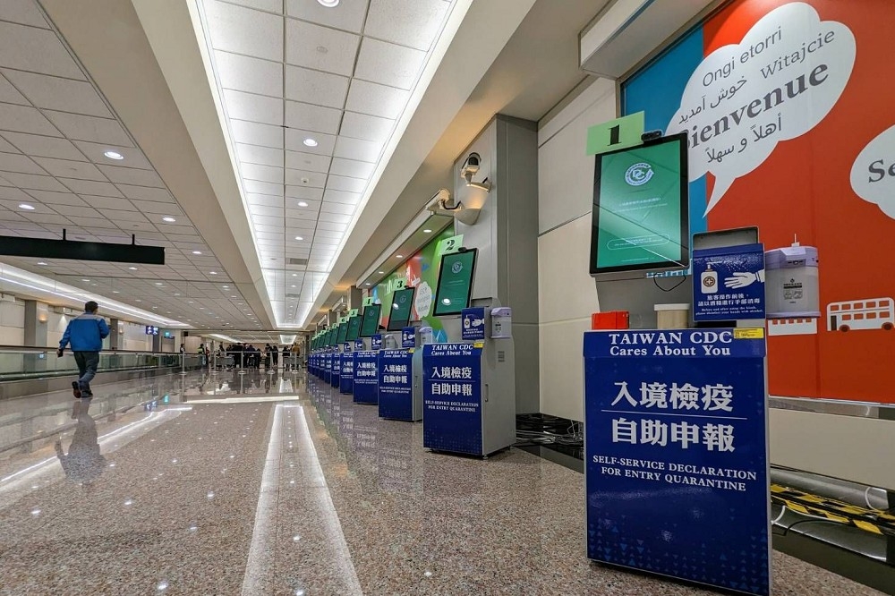 1月1日零時至1月31日，來自中國地區航班抵桃園機場時，須採集唾液檢體進行PCR檢測，圖為桃機設置入境檢疫申報機方便申報。（桃園機場提供）