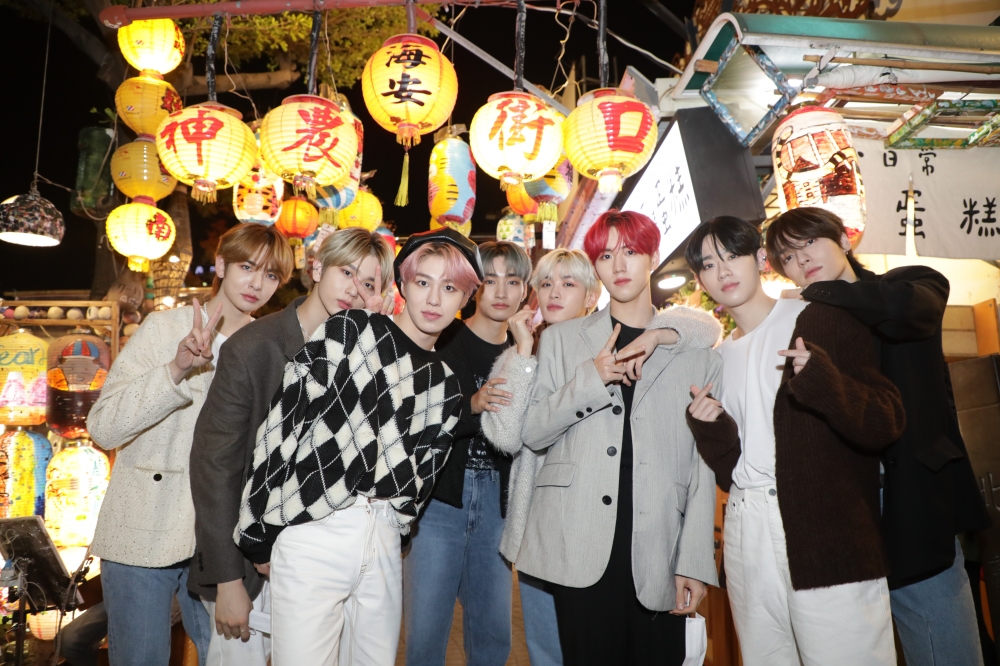 韓國男團EPEX第一次到訪台南，除了大啖台南的經典美食小吃外，也趁著演出空檔走訪神農街、大魚的祝福等景點。（市府提供）