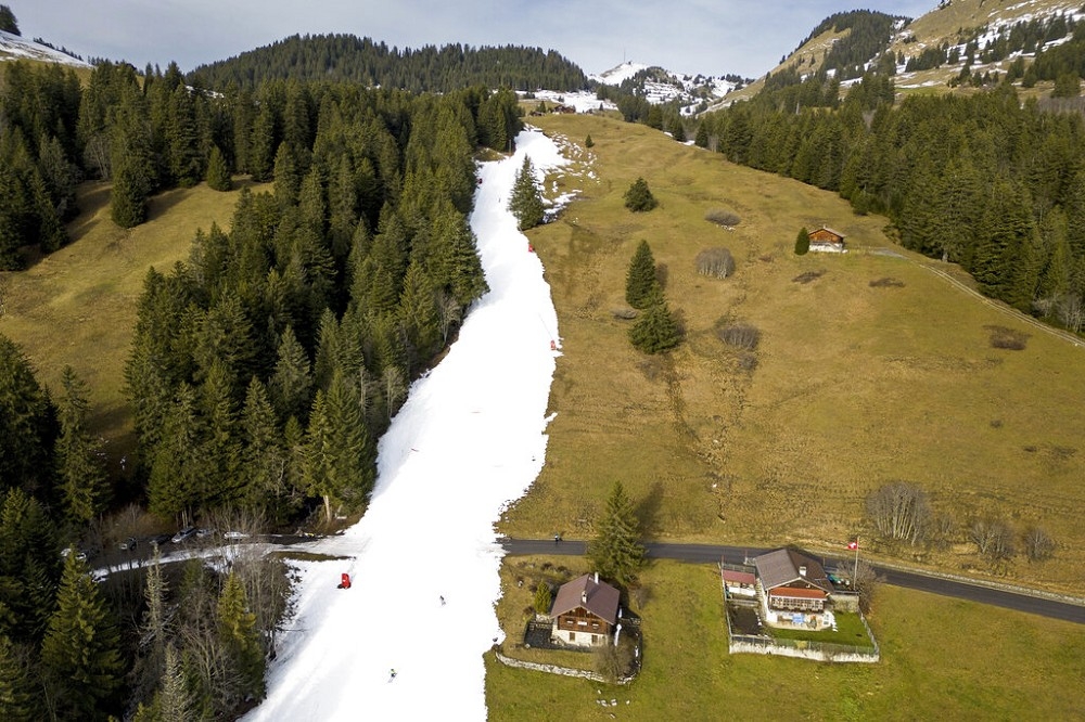 瑞士阿爾卑斯山脈的滑雪勝地降雪量不足，只得用人造雪來鋪設滑雪跑道。（美聯社）