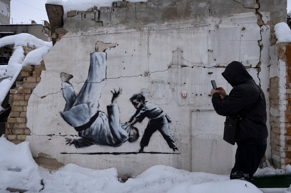 班克西在烏克蘭境內多處畫下塗鴉，以聲援烏克蘭。（美聯社）