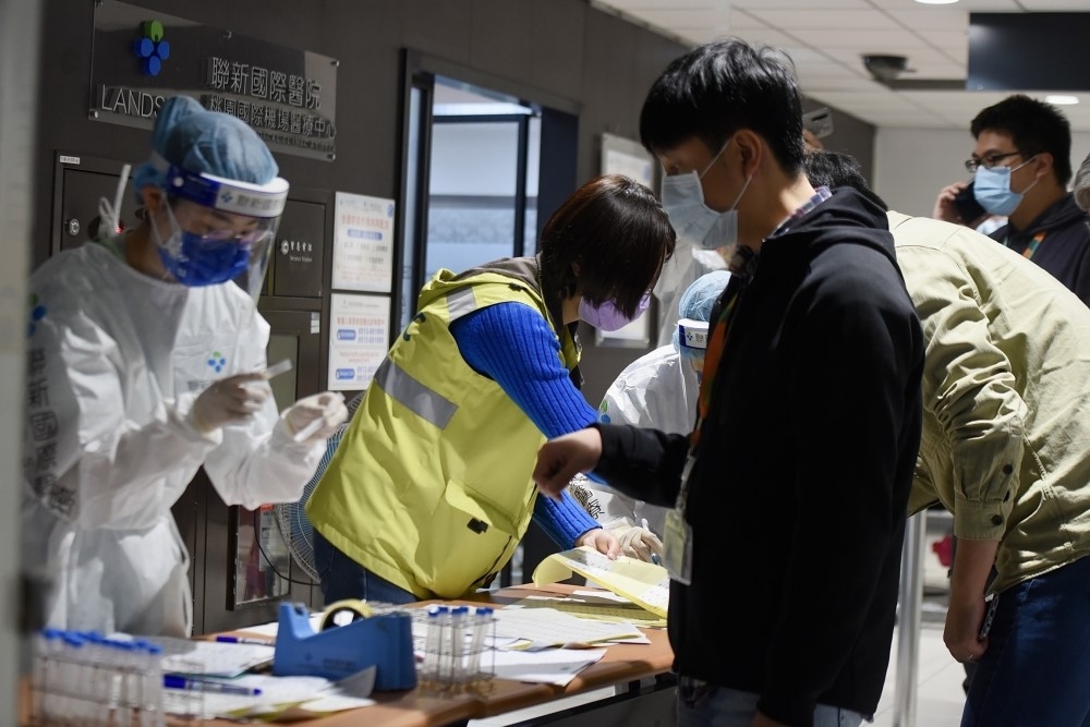 疫情指揮中心指出，今年1月6日至1月31日，自中國啟程經港澳轉機入境台灣的旅客，須持有相關檢驗報告才能入境。（資料照片／張哲偉攝）