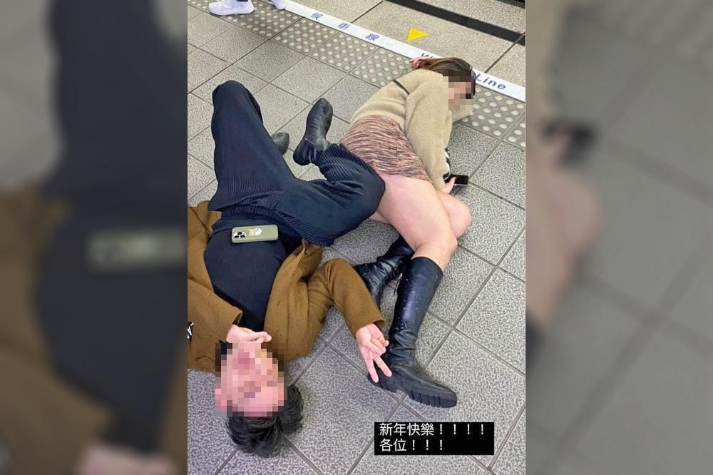網紅攝影師蔡傑曦1日跨年夜，與友人酒醉大鬧捷運，更癱倒在月台，引起網友批評。（翻攝自Dcard）