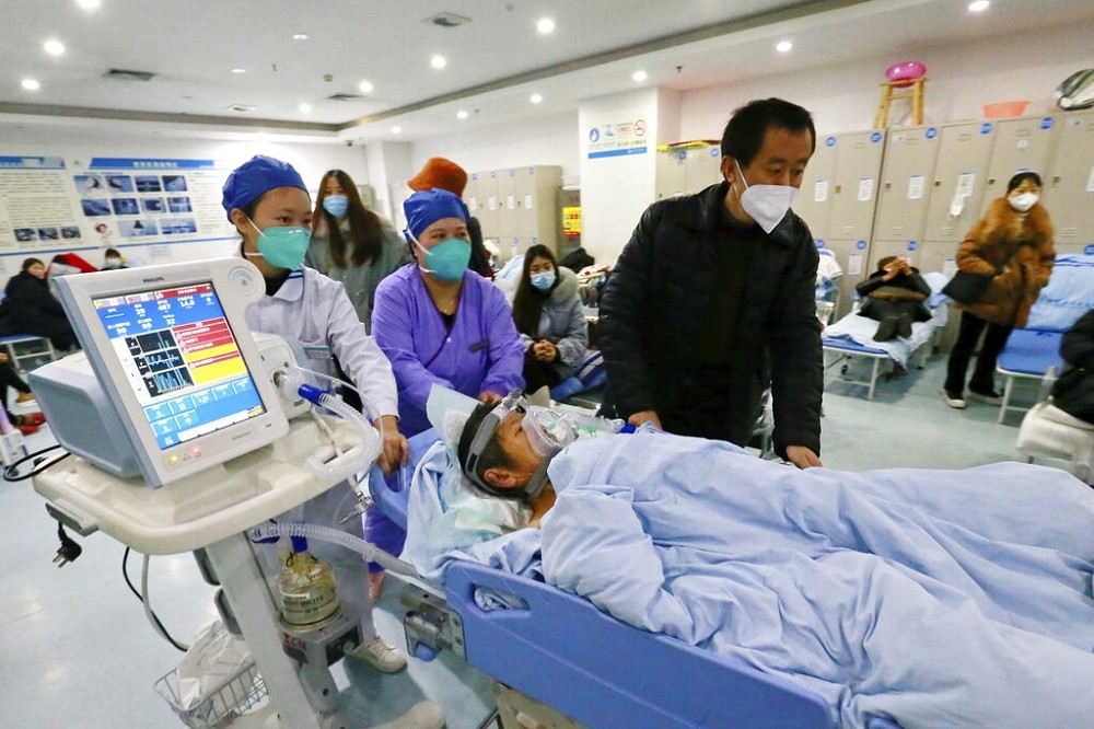 上海交大附屬瑞金醫院統計，目前每日1600名急診病患中有8成為確診患者，並以65歲以上老年人占多數。（美聯社）