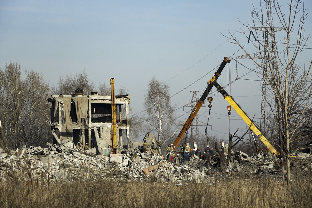 馬克耶夫卡（Makiivka）市元旦受飛彈襲擊，工人們正在清理廢墟。（美聯社）