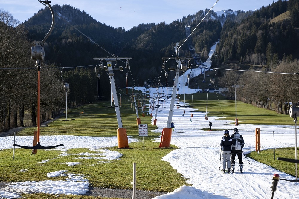 高溫熱浪罕見地在冬季席捲歐洲，歐洲阿爾卑斯山上的積雪也嚴重少於往年，讓當地滑雪場頭痛不已。（美聯社）