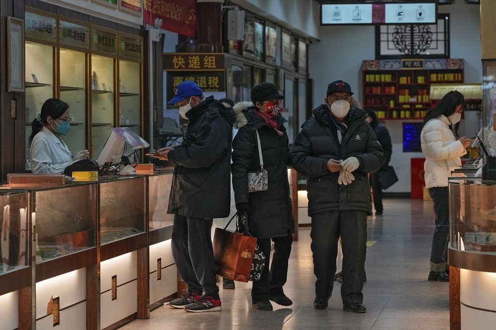 在变异病毒与传闻夹攻下，中国民众面对疫情无所适从，图为北京民众在药局内购买药品的情形。（美联社）(photo:UpMedia)
