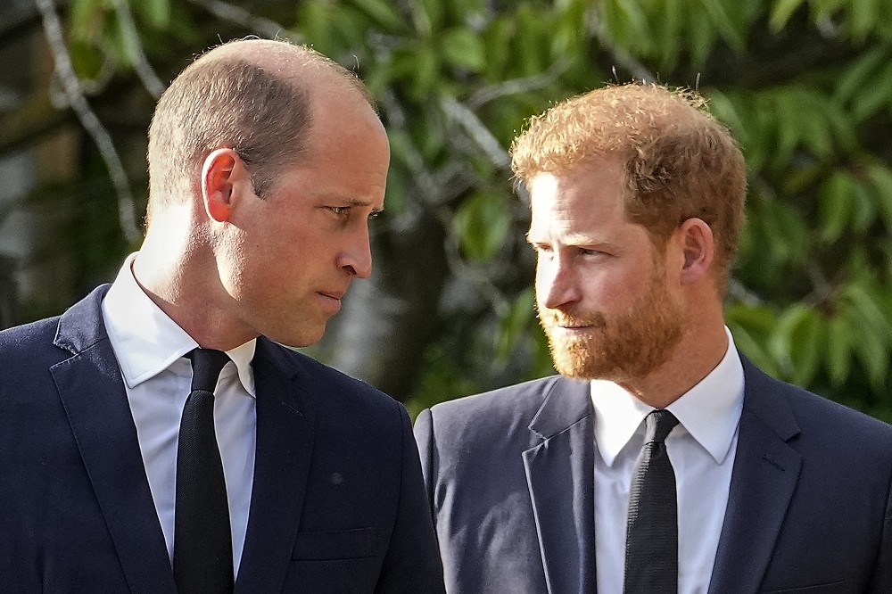 英國哈利王子（右）與哥哥威廉王子（左）的關係是其回憶錄的重頭戲。（美聯社）