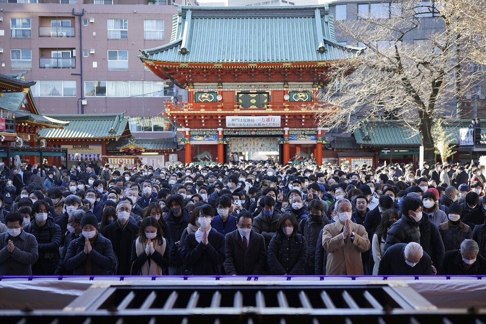 日本新年疫情升溫，5日確診數更創下第8波疫情以來最高紀錄，圖為東京民眾新年至寺廟參拜的情形。（美聯社）