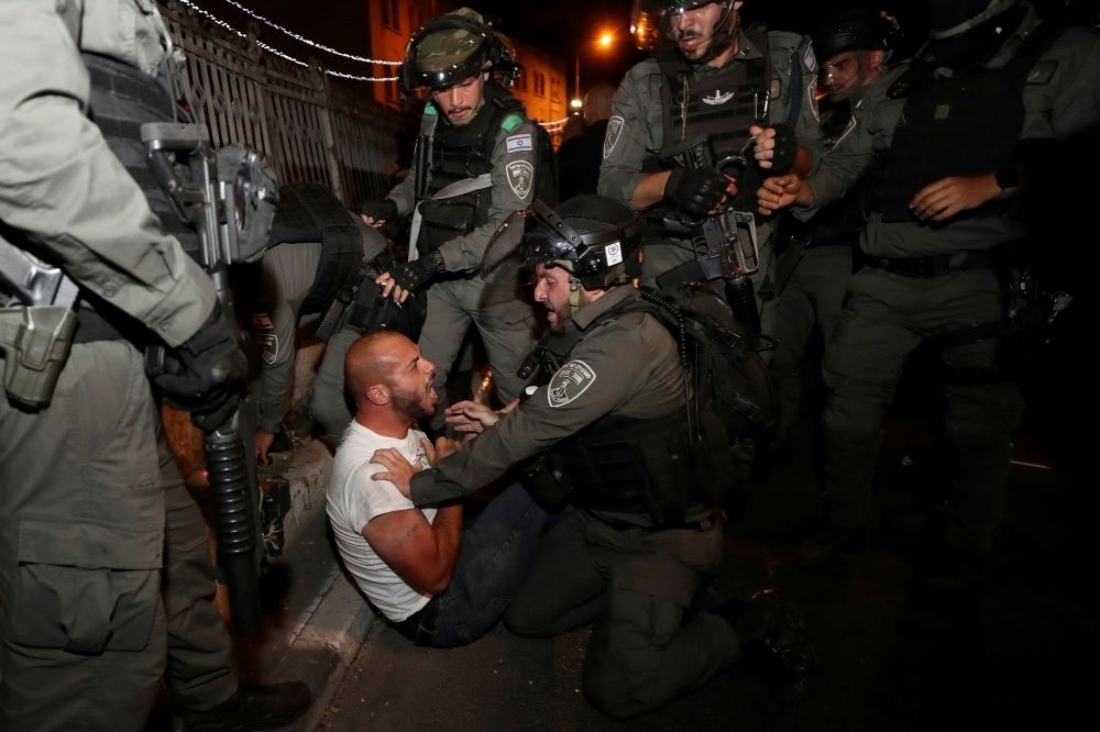 2021年齋戒月期間，遭到以色列警方鎮壓的巴勒斯坦示威者。（湯森路透）