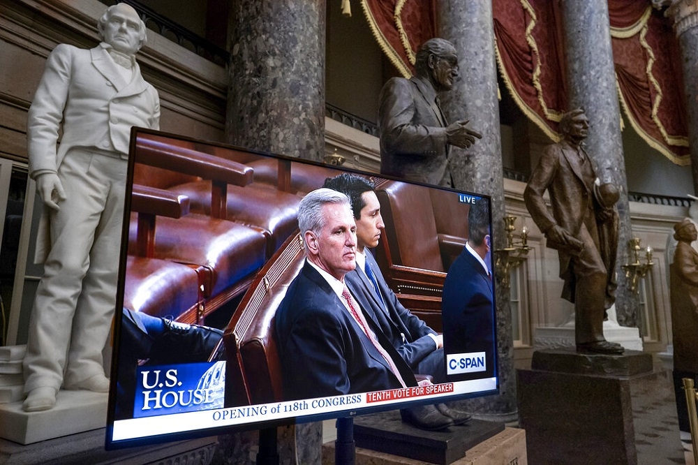 共和黨領袖麥卡錫出現在美國國會大廈雕像廳（Statuary Hall）的螢幕上。（美聯社）
