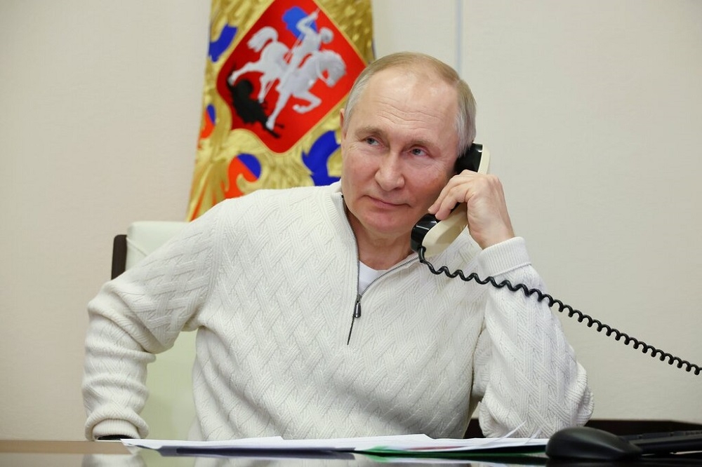 圖為俄國總統普丁5日與一名7歲男童通電話。（美聯社）