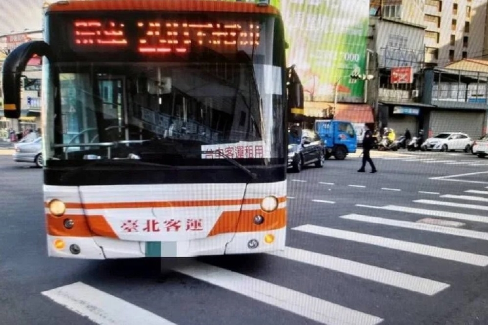 台中公車昨天（5日）又在斑馬線上撞倒行人，所幸被撞倒的陳姓男子僅擦傷。（翻攝畫面）