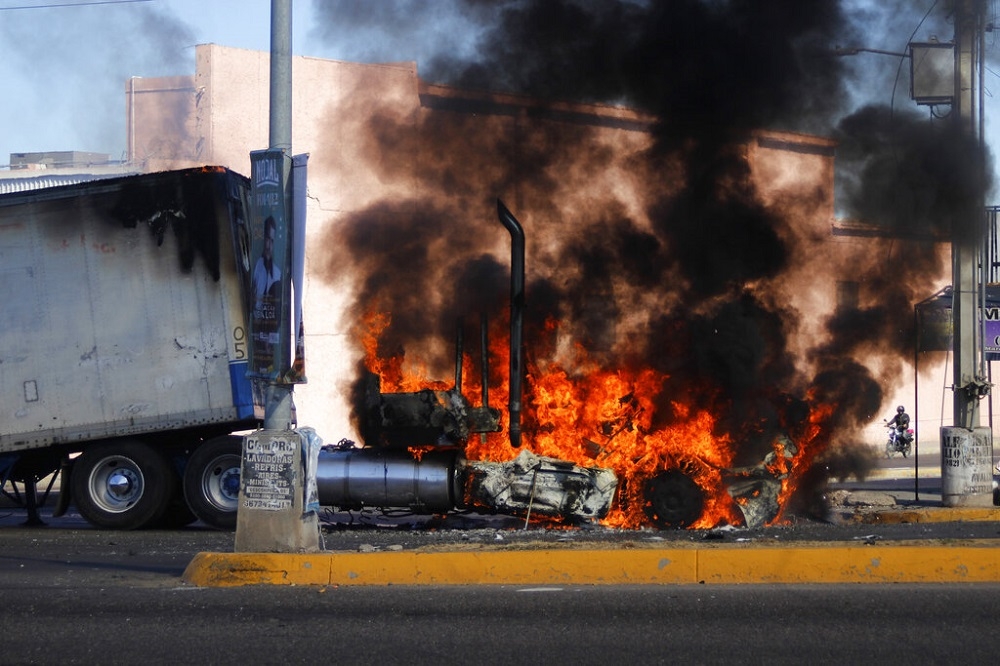 5日，墨西哥毒梟之子被捕，販毒集團份子展開反擊，在錫納羅亞的古拉坎街頭縱火燒車。（美聯社）